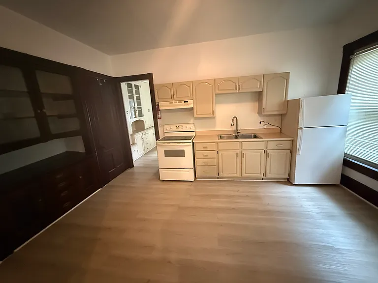 145-147 S Hyde Park Ave #1 — Photo 5