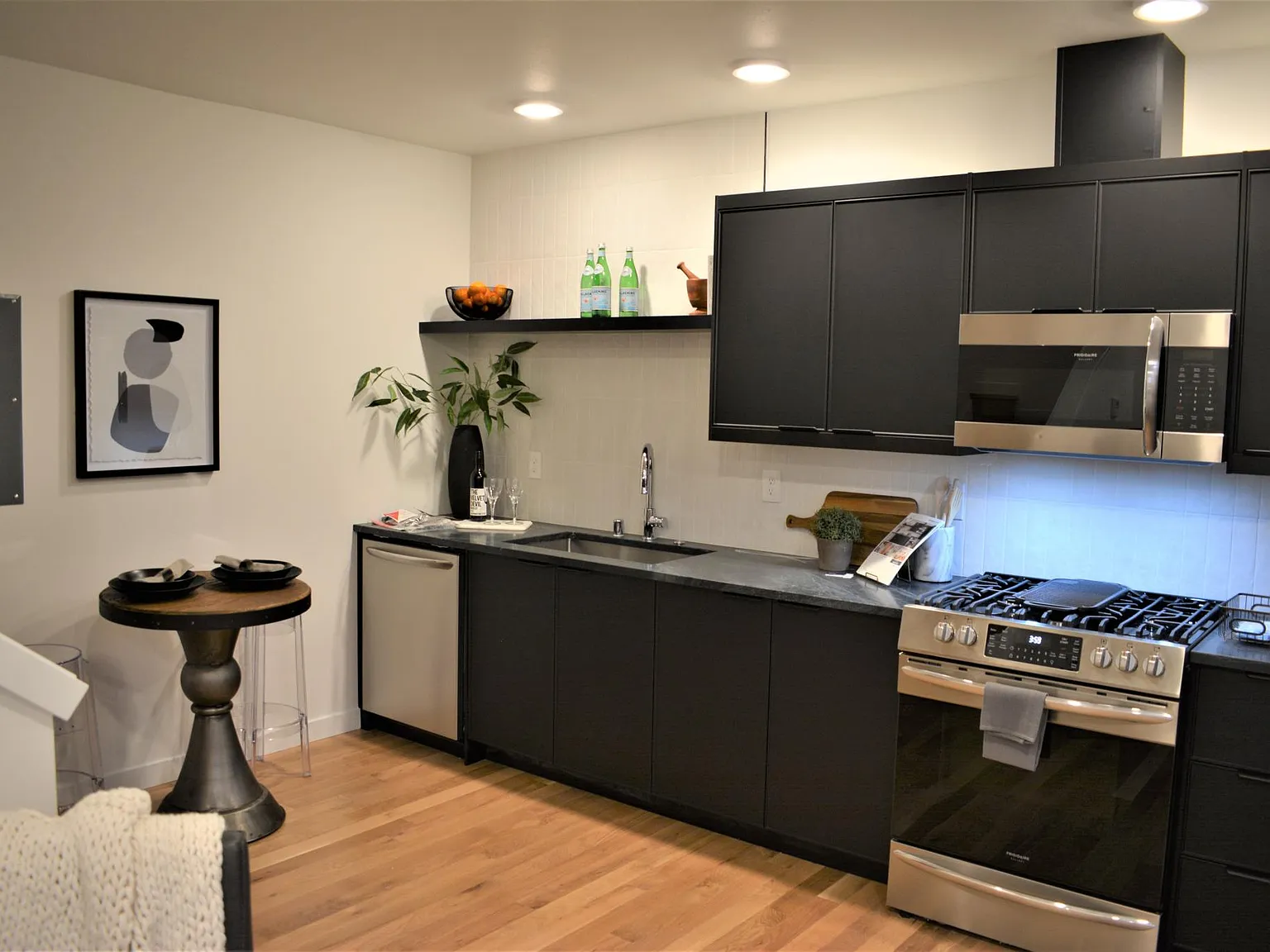 2 bed, 969 sqft, $3,595 — Photo 3