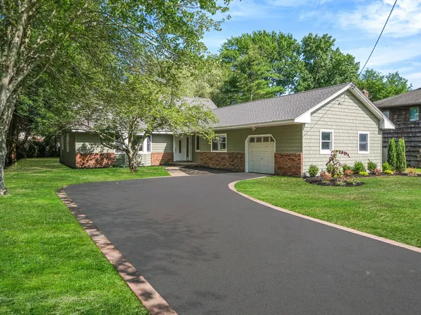 43 W Shore Road, Oakdale, NY 11769