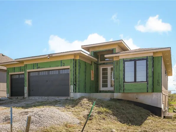 905 Savannah Ln, Greenwood, MO 64034
