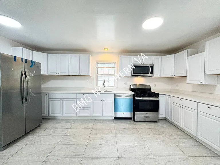 158 Baker St — Photo 11