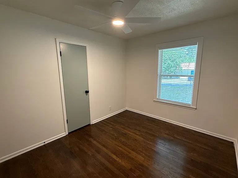 409 Sarah St — Photo 14