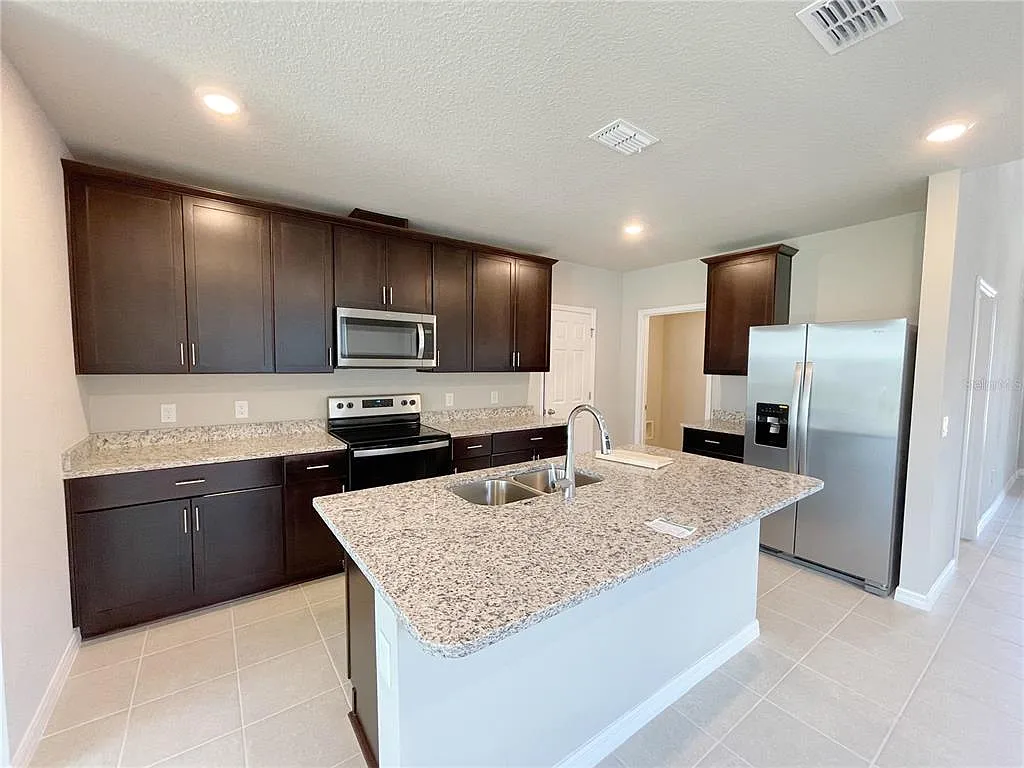 4 bed, 2.5 bath, 2168 sqft, $2,360 — Photo 2