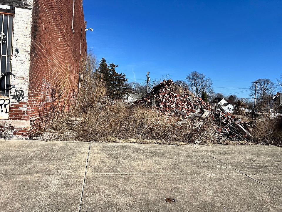 1st image of 121 S Main St