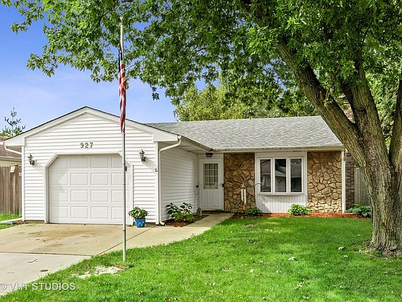 3rd image of 927 Mulford Ln
