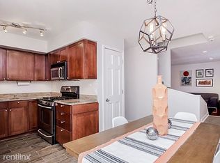 327 W Schiller St #A, Chicago, IL 60610