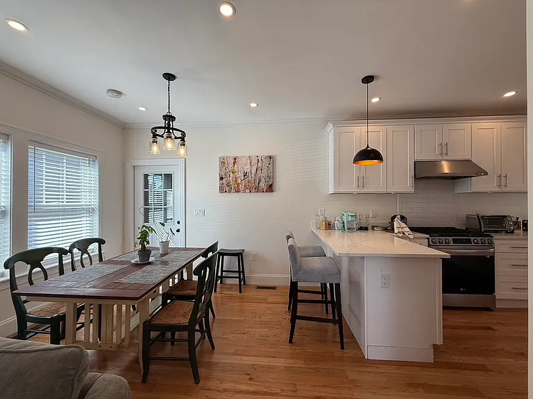 82 Sharon St — Photo 4