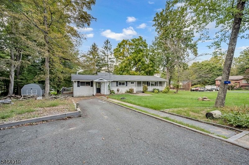 1st image of 10 Hunters Ln