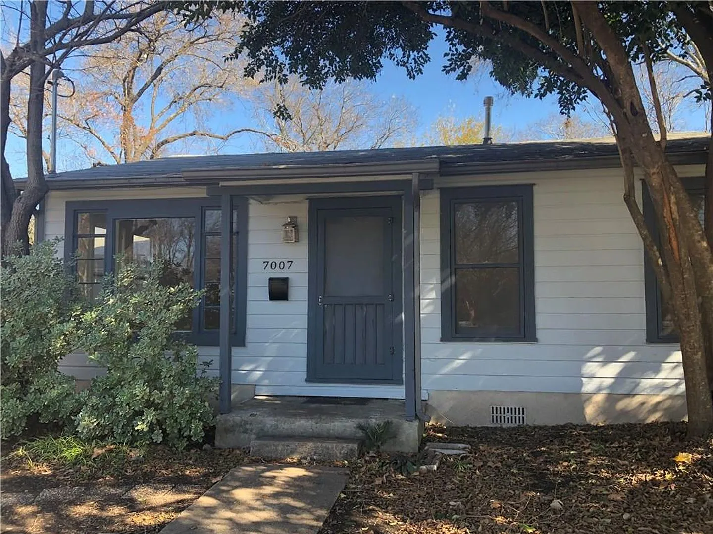 Welcome to your new home at our charming property! — Photo 2
