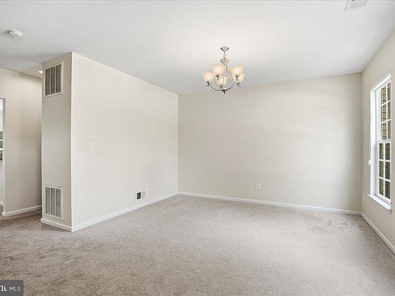 4th image of 44024 Delphinium Dr