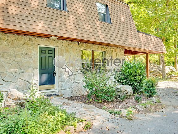 3rd image of 1461 Palisades Rd