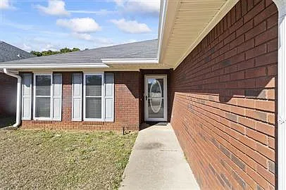 3 bed, 2.0 bath, 1379 sqft, $1,600 — Photo 2