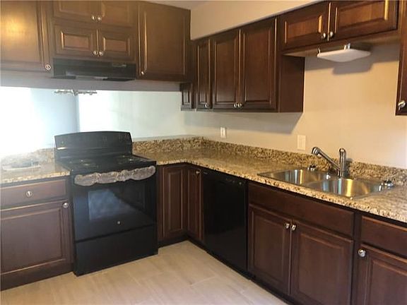 4th image of 44 Brandon Hall Dr APT C