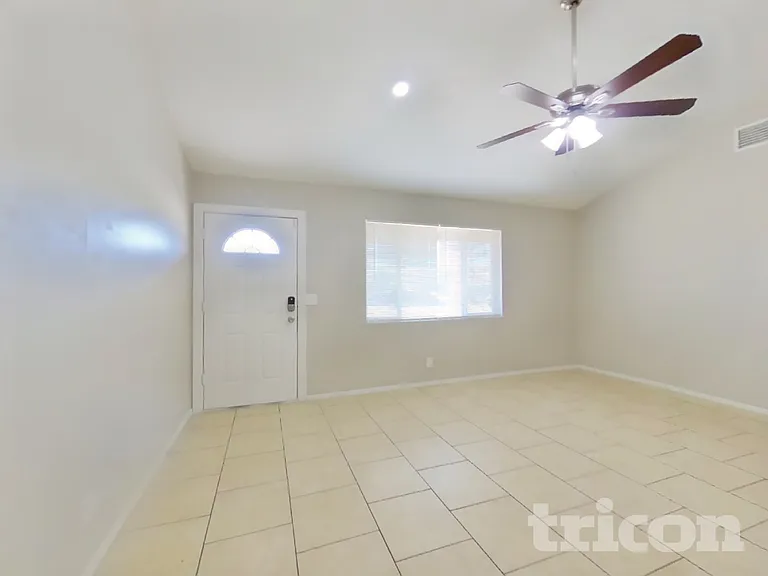 3234 W Larkspur Dr — Photo 2