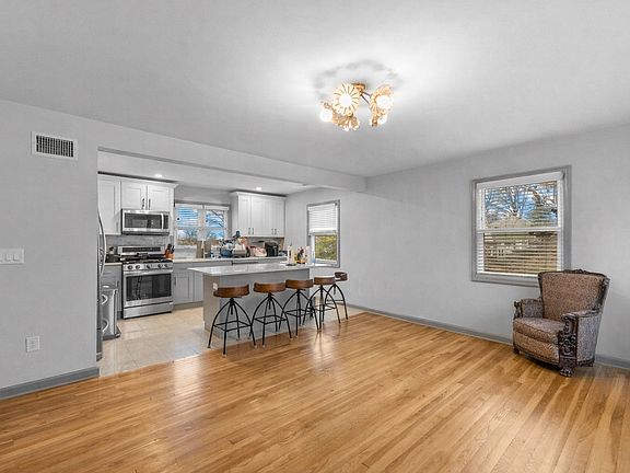 5th image of 755 Oak St