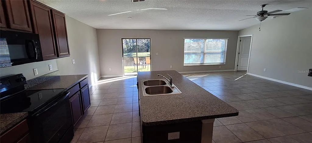 4 bed, 2.0 bath, 1936 sqft, $2,200 — Photo 2