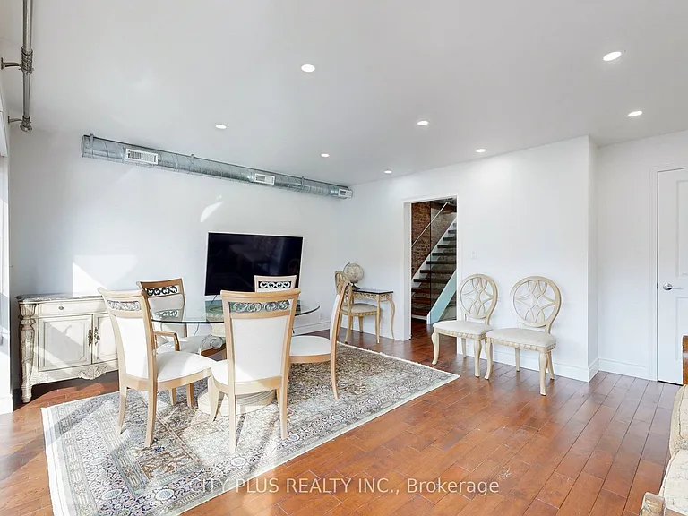 704 Bloor St W — Photo 7