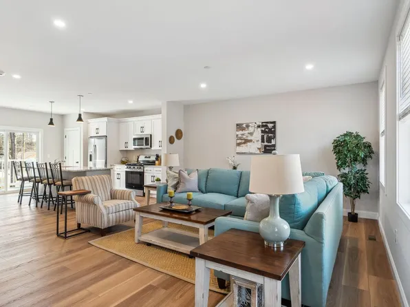 Bayberry Commons- 3 Bedroom 2.5 Bath Townhomes with 2 Car Garage