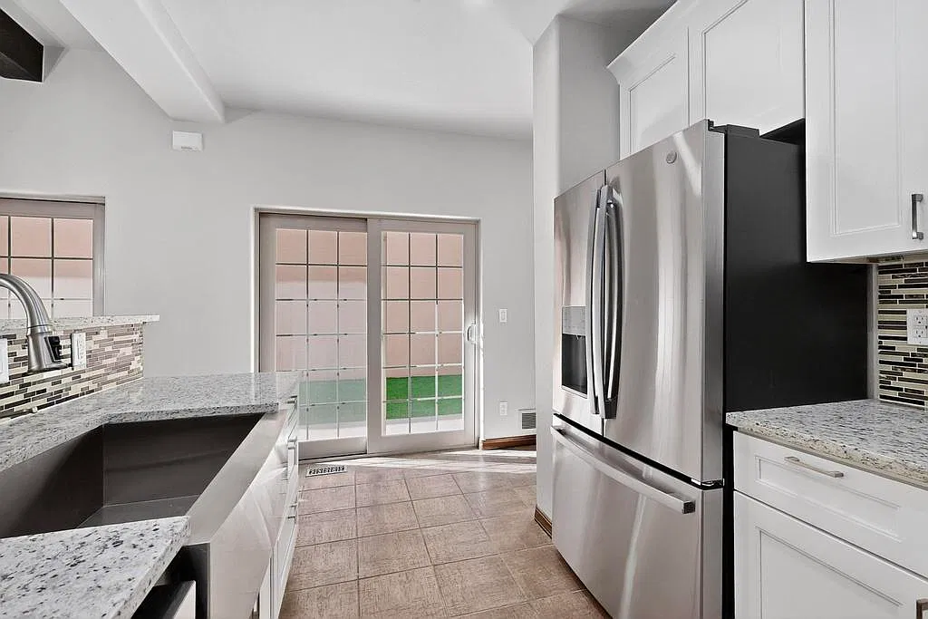 3 bed, 1904 sqft, $3,195 — Photo 2