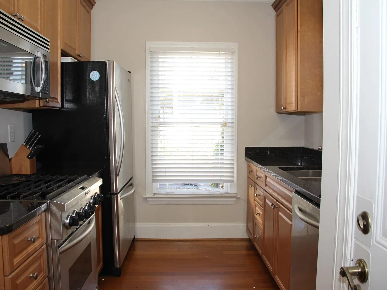 3 bed, 2.5 bath, 2100 sqft, $3,500 — Photo 3