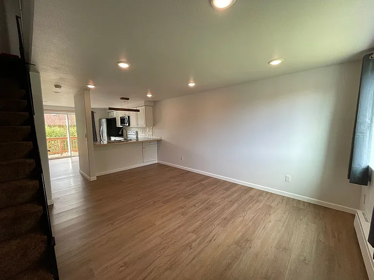 1820G5 Larch St — Photo 3