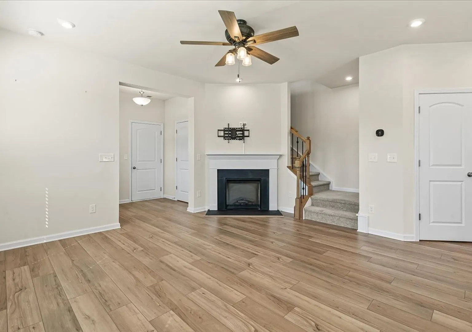 Iron Oak Ln 4529 — Photo 2