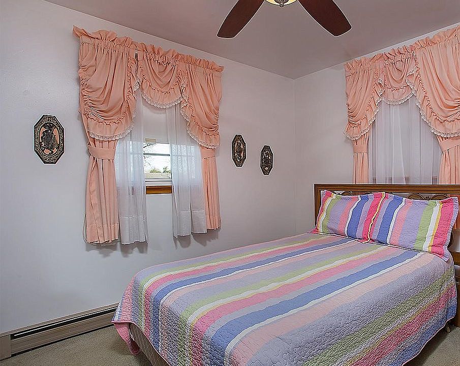Master w/fan, neutral carpet