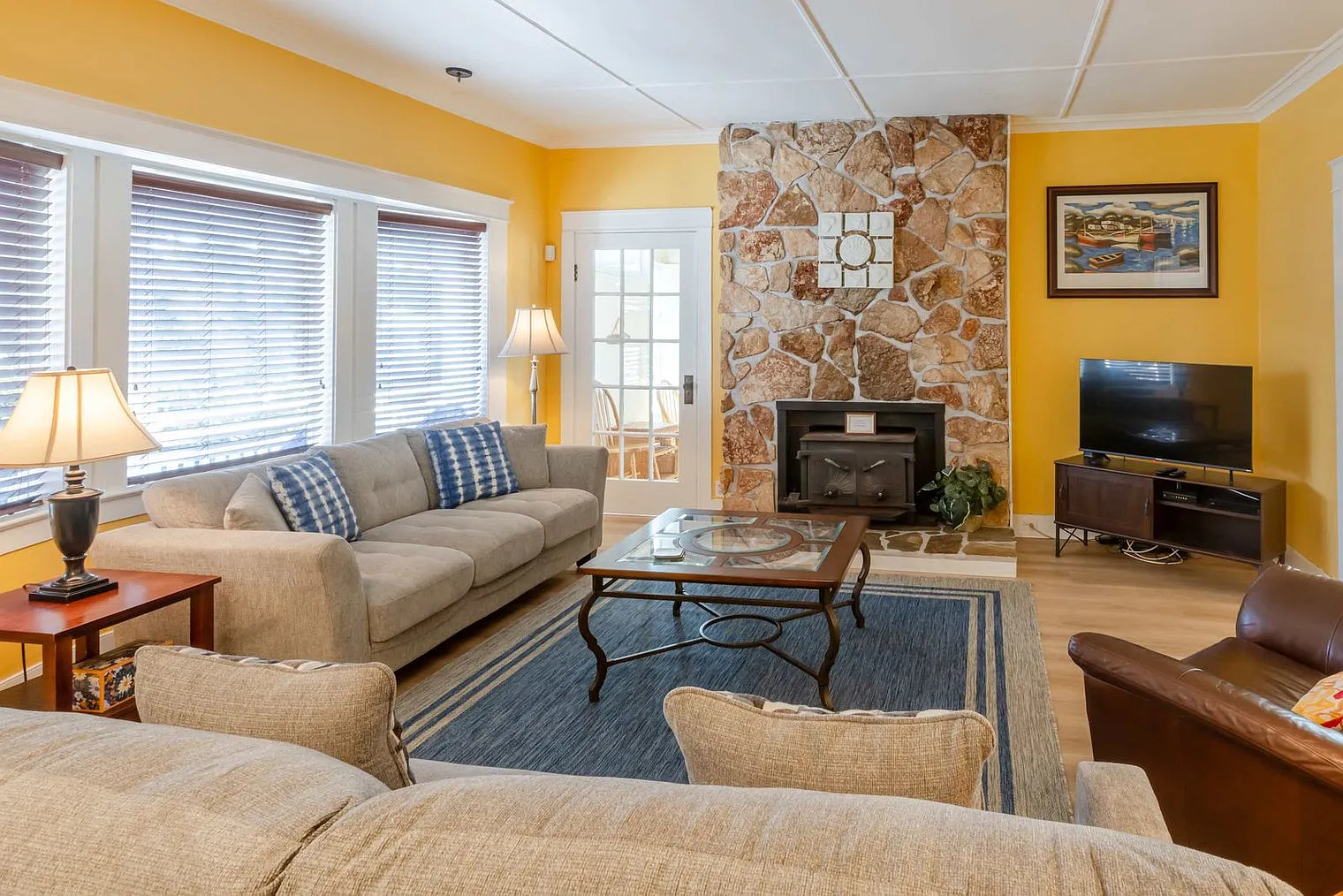 5 bed, 3.0 bath, 2647 sqft, $10,033 — Photo 4