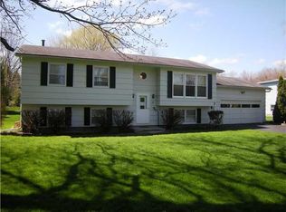 7 Watch Hill Dr, Rochester, NY 14624