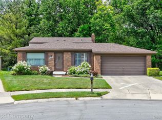 32381 Hampton Ct, Fraser, MI 48026