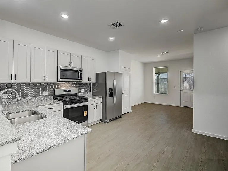 519 Louis Ln — Photo 4