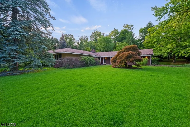 4 bed, 3.0 bath, 2849 sqft, $9,000 — Photo 2
