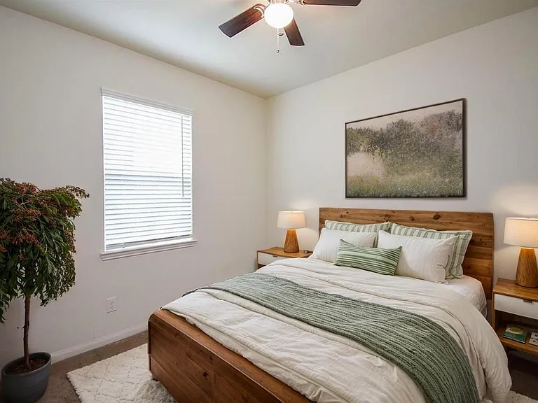 Standard room with queen bed