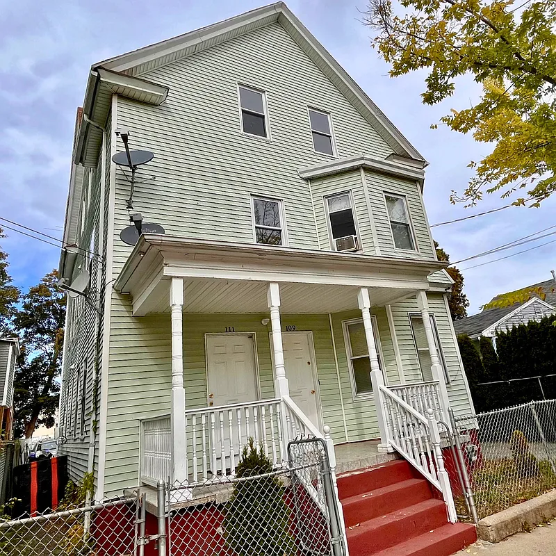2 bed, 1.0 bath, 977 sqft, $1,650 — Photo 1