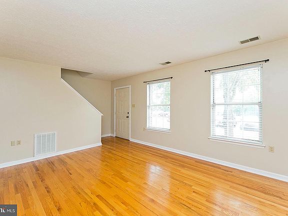 5th image of 303 Willowbrook Ct