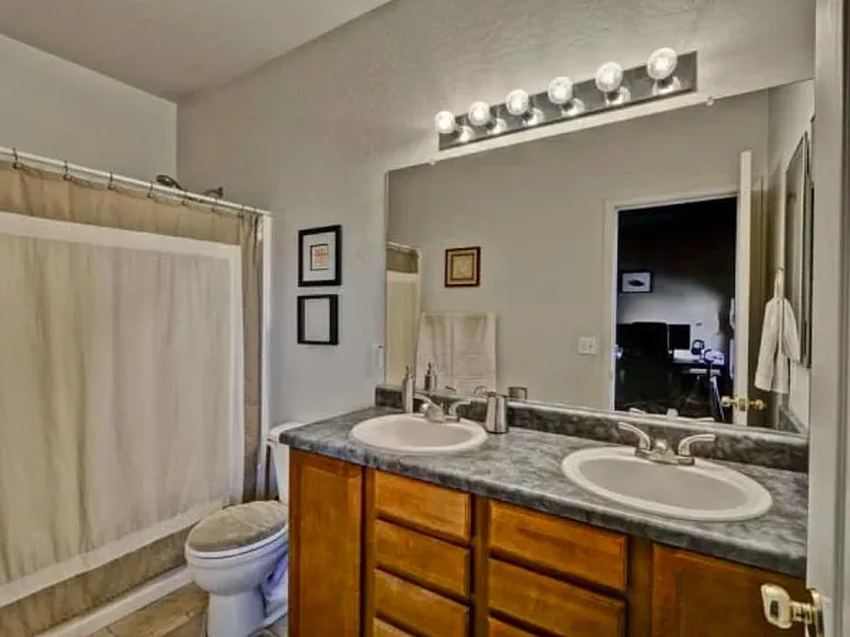 220 E Beth Dr — Photo 4