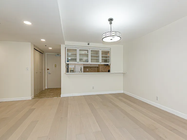 88 Cuttermill Rd #418 — Photo 6