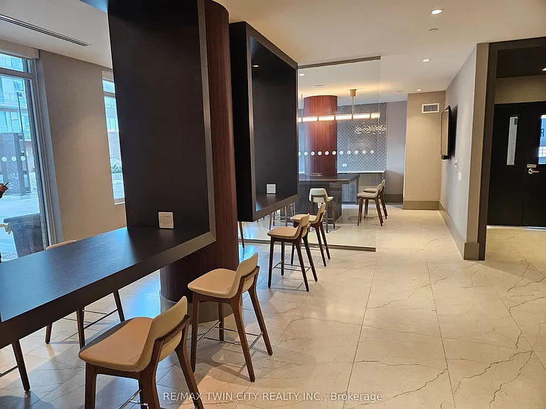 55 Duke St W #606 — Photo 16