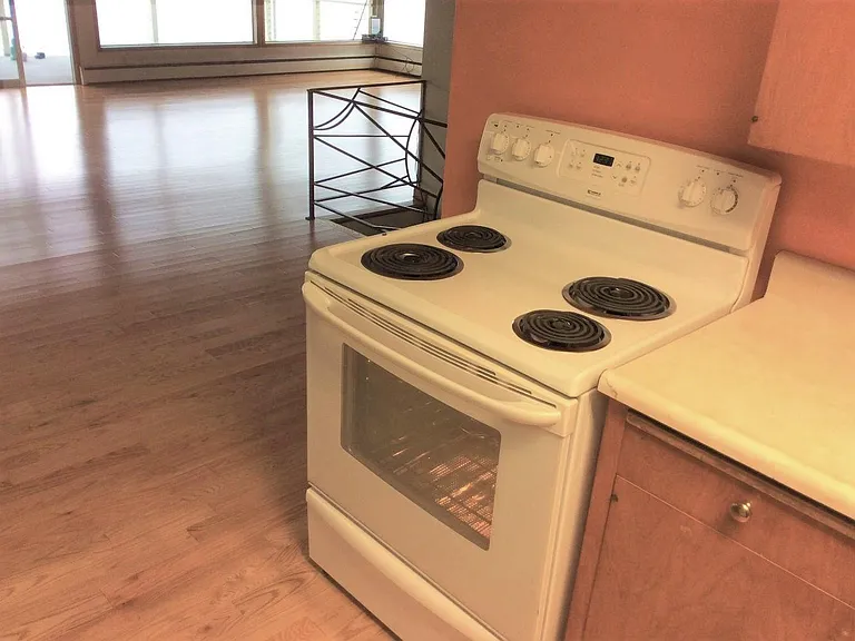 Self cleaning oven and stove; hardwood floors into living room