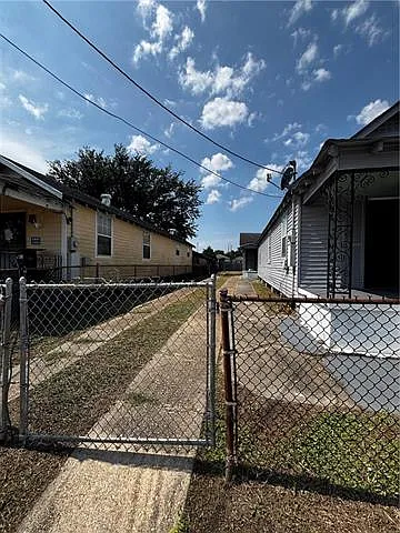 3 bed, 1.0 bath, 1212 sqft, $1,200 — Photo 2
