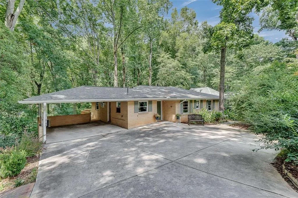 4 bed, 2800 sqft, $3,950 — Photo 2
