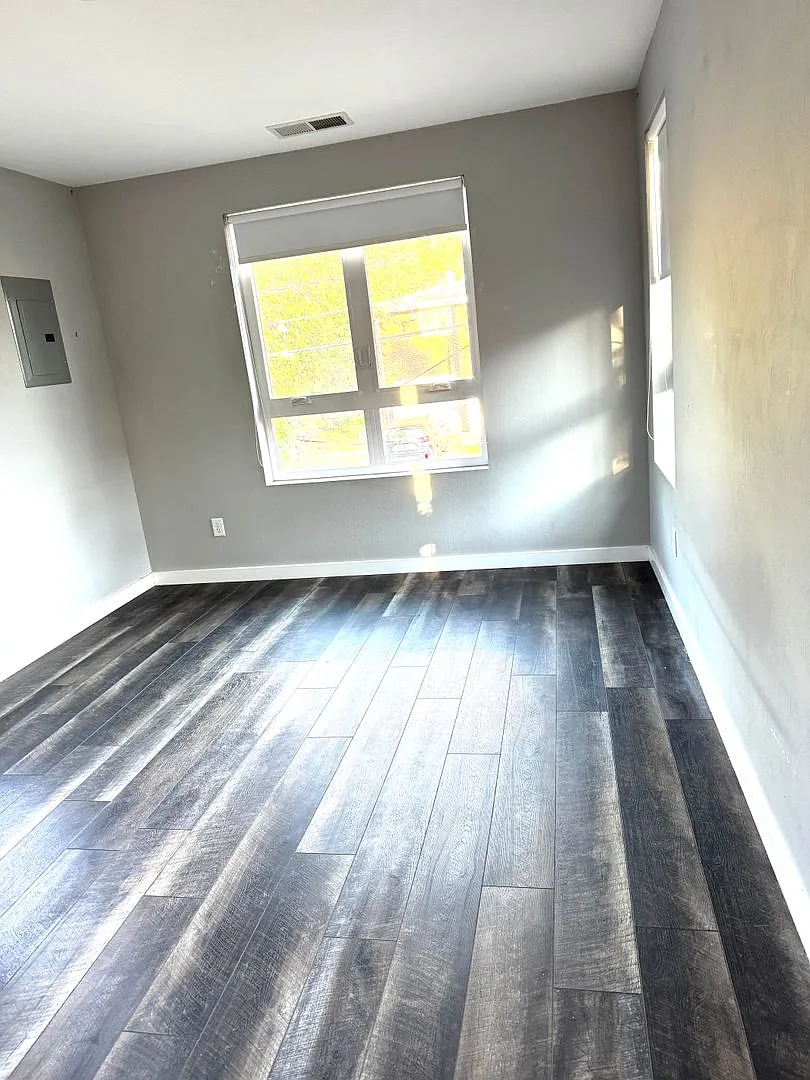 Newer Construction And Prime Location!! Amazing 3 Bed/2 Bath Top 1/2 Of Duplex. — Photo 2