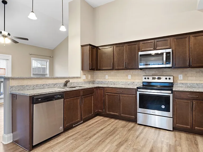 106 Whitman Xing — Photo 3