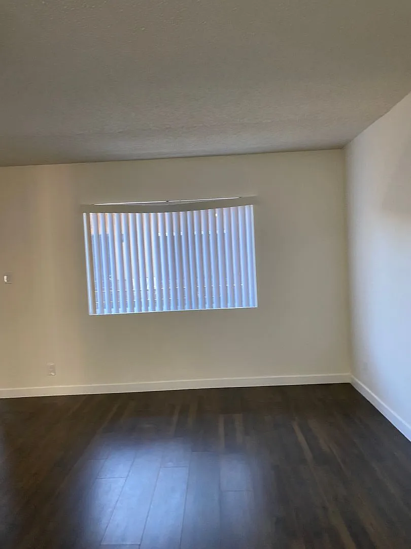 Move In Ready 2bd/1bth In Koreatown! — Photo 3