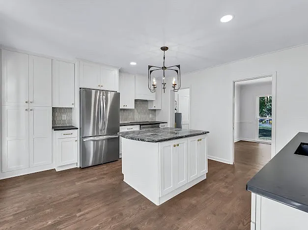 4 bed, 2500 sqft, $3,900 — Photo 3