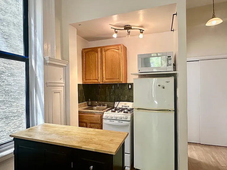 320 W 106th St #2R — Photo 2