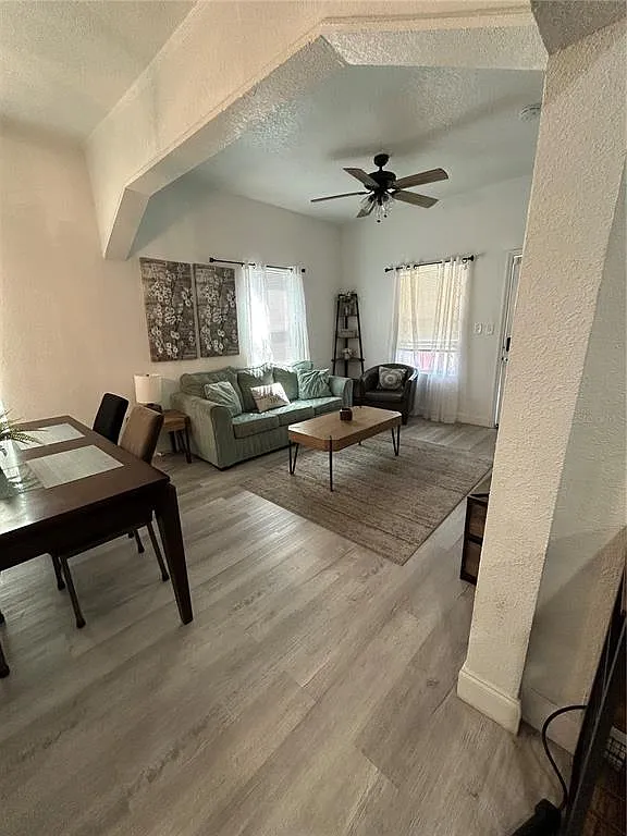 3 bed, 2.0 bath, 1043 sqft, $2,000 — Photo 4