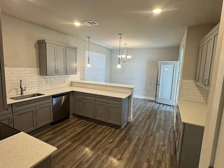 660 The Cottages — Photo 2