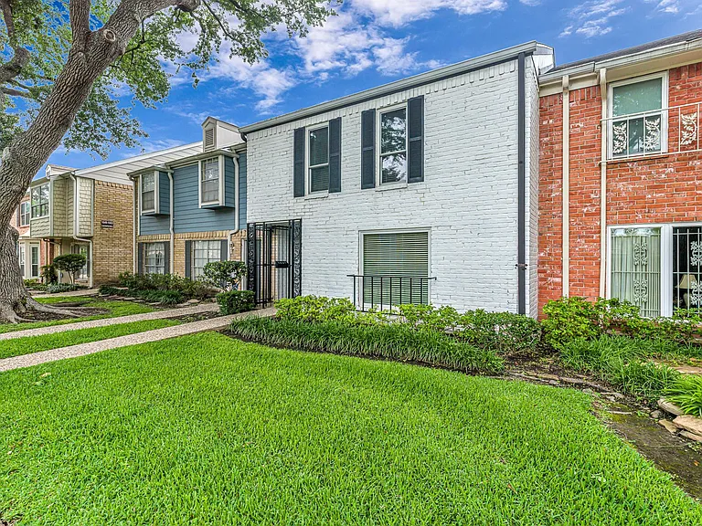 1669 W Sam Houston Pkwy S — Photo 3