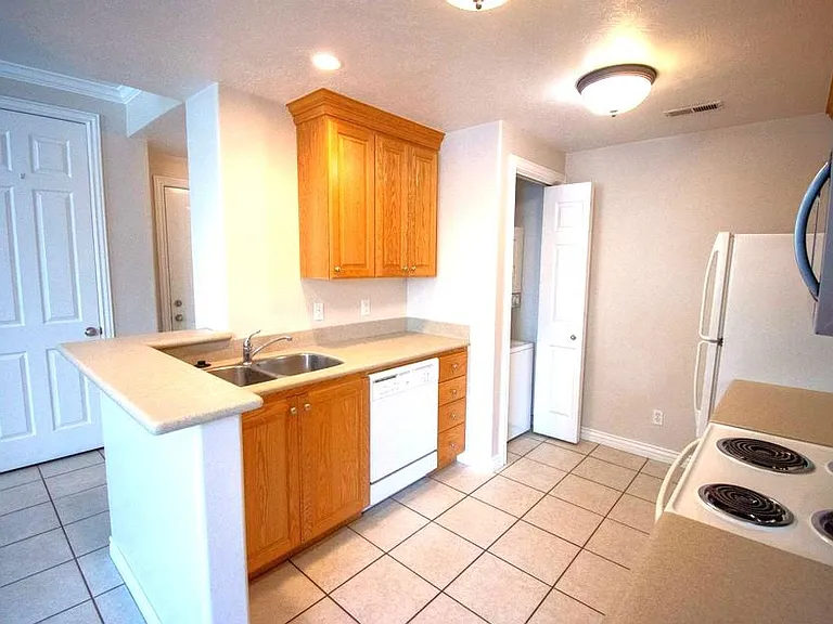 272 W 400 N — Photo 9